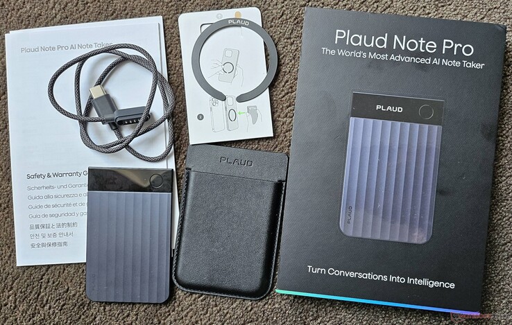 La confezione compatta comprende un cavo di ricarica, una guida rapida, una custodia magnetica, un anello magnetico e il dispositivo.