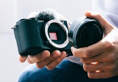 Il Sony ZV-E10 II avrà presumibilmente un'impugnatura molto più grande rispetto al suo predecessore, raffigurato qui. (Fonte: Sony)