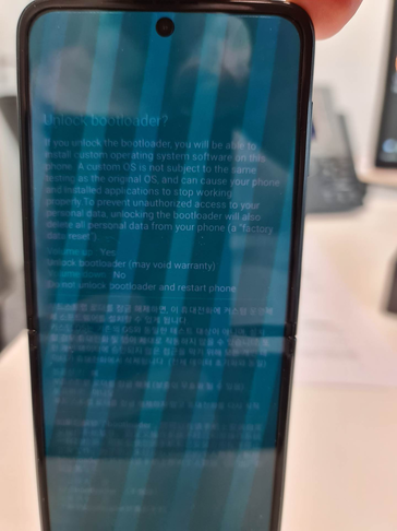 Il Galaxy Z Flip 3 non mostra gli stessi avvisi del suo fratello maggiore. (Fonte immagine: 白い熊)
