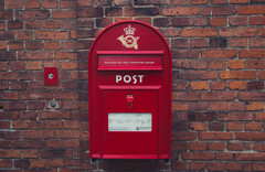 Il prezzo del cambiamento digitale: I dipendenti di PostNord perdono il lavoro. Nella foto: Cassetta delle lettere rossa in Danimarca (Fonte: Wikimedia Commons)