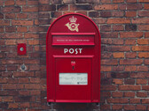 Il prezzo del cambiamento digitale: I dipendenti di PostNord perdono il lavoro. Nella foto: Cassetta delle lettere rossa in Danimarca (Fonte: Wikimedia Commons)