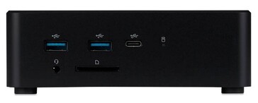 Vista frontale del mini PC iiyama che mostra le porte USB-A, USB-C e audio e il lettore di schede SD