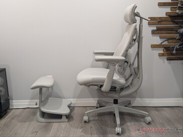 Sedia Omni e poggiapiedi StepSync.