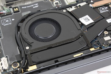 La soluzione di raffreddamento consiste in due ventole da ~40 mm e in una singola heat pipe tra di esse