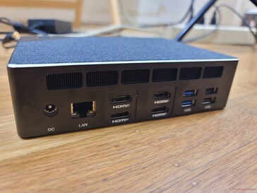 A sinistra: adattatore AC, Gigabit RJ-45, 4x HDMI 2.1, 2x USB-A 3.0, 2x USB-A 2.0