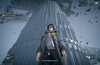 Le dimensioni di Talos-II sono evidenti quando l'Amministratore Finale si avvicina a una struttura torreggiante durante il Processo: Avvio a freddo in Arknights: Endfield. 