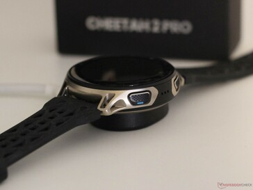 Lo smartwatch si aggancia magneticamente alla base di ricarica