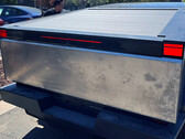 Anche i fanali dei freni del Cybertruck sono spigolosi (immagine: KewellXi/X)