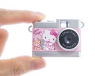La fotocamera giocattolo Kenko Tokina Pieni II è ora disponibile con una varietà di personaggi Sanrio che adornano il suo corpo. (Fonte: Kenko Tokina)