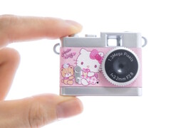 La fotocamera giocattolo Kenko Tokina Pieni II è ora disponibile con una varietà di personaggi Sanrio che adornano il suo corpo. (Fonte: Kenko Tokina)