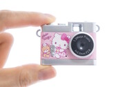 La fotocamera giocattolo Kenko Tokina Pieni II è ora disponibile con una varietà di personaggi Sanrio che adornano il suo corpo. (Fonte: Kenko Tokina)