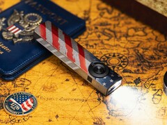 La torcia Olight ArkPro Stars & Stripes Edition è dotata di un fascio luminoso da 1.500 lumen.