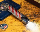 La torcia Olight ArkPro Stars &amp; Stripes Edition è dotata di un fascio luminoso da 1.500 lumen.