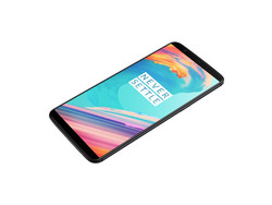 Recensione: OnePlus 5T. Modello fornito da OnePlus.