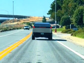 Il Cybertruck di Tesla è stato nuovamente avvistato sulle strade della California. (Fonte: trendsetter2023___ su TikTok)
