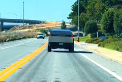 Il Cybertruck di Tesla è stato nuovamente avvistato sulle strade della California. (Fonte: trendsetter2023___ su TikTok)