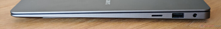 Destra: lettore di schede microSD, USB-A 3.2 Gen.1 (5 Gbit/s), audio da 3,5 mm