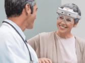 La cuffia Ocutrx OcuLenz permette a chi soffre di degenerazione maculare di vedere meglio. (Fonte: Ocutrx)
