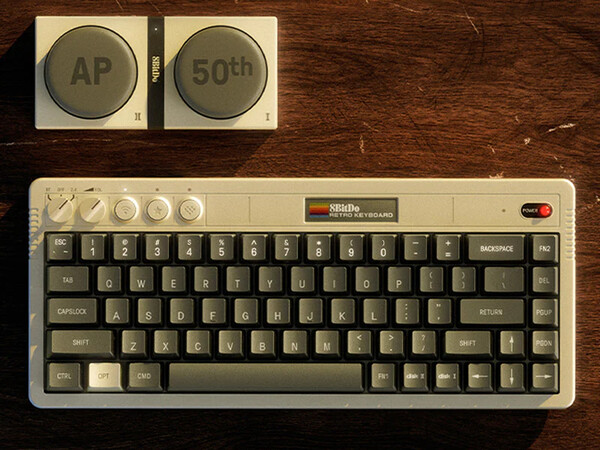 La tastiera 8BitDo Retro 68 Keyboard AP50th Limited Edition è dotata di due super pulsanti wireless.