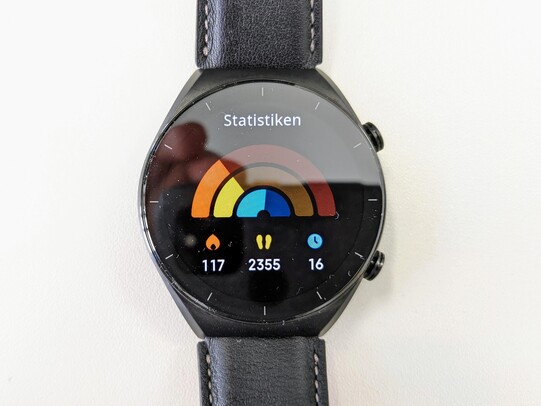 Il monitor di attività mostra le calorie bruciate, i passi e il tempo di movimento.