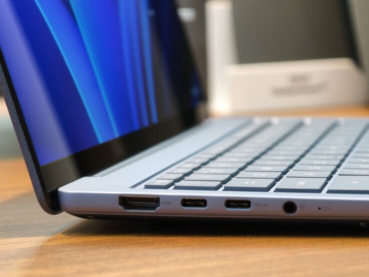 Una porta HDMI, due porte USB-C e un jack per cuffie si trovano sul lato sinistro dello Zenbook 14, mentre una porta USB-A si trova sul lato destro.