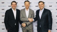 Accordo Sixt-Stellantis siglato: Alexander Sixt (Co-CEO Sixt), Uwe Hochgeschurtz (Chief Operating Officer Stellantis, Europa allargata), Konstantin Sixt (Co-CEO Sixt) - da sinistra a destra.