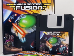 Il box a scorrimento di Hyper Sentinel Fusion con un'unità USB a tema floppy disk, nella foto