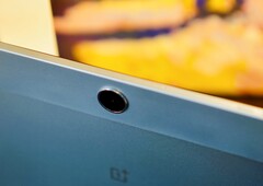 Perché, ad esempio, il OnePlus Pad Lite ha una striscia di plastica piuttosto larga sul suo involucro di metallo? (Fonte: Notebookcheck)