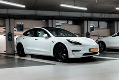 I funzionari cinesi temono che i veicoli elettrici Tesla, come la Model 3 vista in questa foto, possano essere utilizzati per lo spionaggio estero (Immagine: Jannis Lucas)