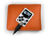 L'Arduboy Mini sta comodamente in un portafoglio. (Fonte: Kevin Bates)