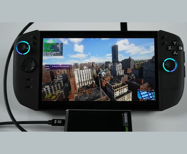 PC da gioco portatile Lenovo Legion Go 2 con Spider-Man 2, collegato via USB4 a una GPU esterna Adlink Pocket AI per il test dual-GPU a batteria. (Fonte immagine: ETA PRIME via YouTube)