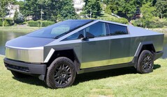 Il Cybertruck di Tesla viene richiamato per la quinta volta dopo un anno dalla sua commercializzazione. (Fonte immagine: Wikipedia)