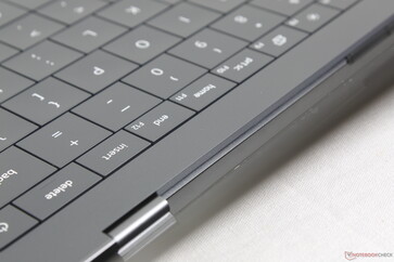 Design minimalista con griglie di ventilazione nascoste lungo tutta la parte posteriore