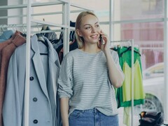 Immagine decorativa. Una persona in piedi in un negozio di abbigliamento