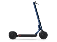 L&#039;Äike T e-scooter può essere ricaricato tramite USB-C, una novità assoluta per i veicoli elettrici leggeri. (Fonte: Äike)