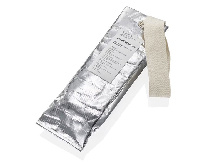 L'orologio Casio G-Shock GMS2110BP-5A viene fornito con una bellissima borsa in omaggio (nella foto). (Fonte: Casio)