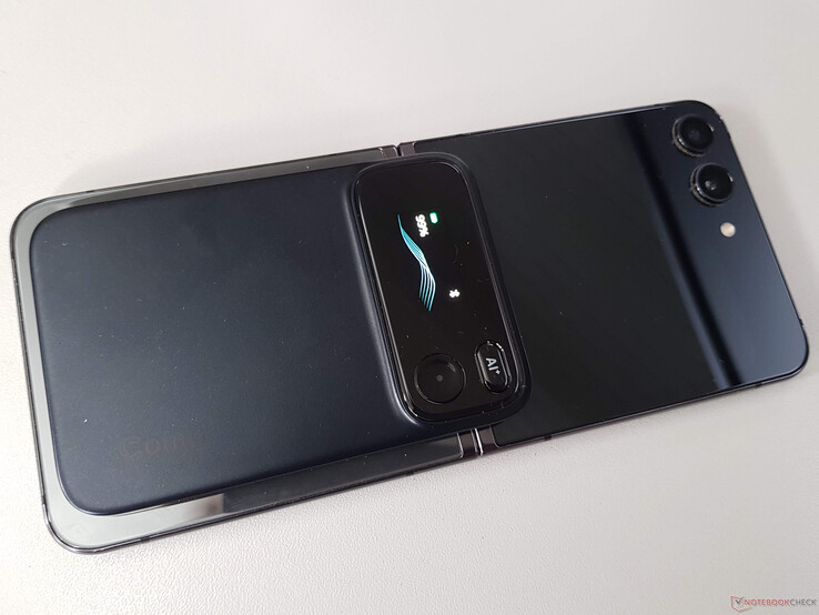 Il Comu Action Pro può essere fissato sul retro di uno smartphone tramite magneti, ma è notevolmente più spesso rispetto, ad esempio, al Plaud Note Pro.