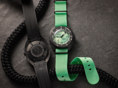 Il nuovo Doxa Sub 300 Carbon Seafoam Limited edition (nella foto) viene fornito con due opzioni di cinturino. (Fonte: Watches of Switzerland)