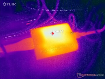 L'adattatore CA raggiunge più di 40 C quando si utilizzano carichi impegnativi