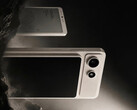 L’A10 sarà alimentato da un SoC Snapdragon di fascia base. Nell’immagine: una foto promozionale con il display magnetico fissato al telefono.