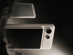 L’A10 sarà alimentato da un SoC Snapdragon di fascia base. Nell’immagine: una foto promozionale con il display magnetico fissato al telefono.