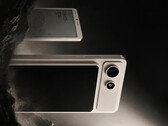 L’A10 sarà alimentato da un SoC Snapdragon di fascia base. Nell’immagine: una foto promozionale con il display magnetico fissato al telefono.