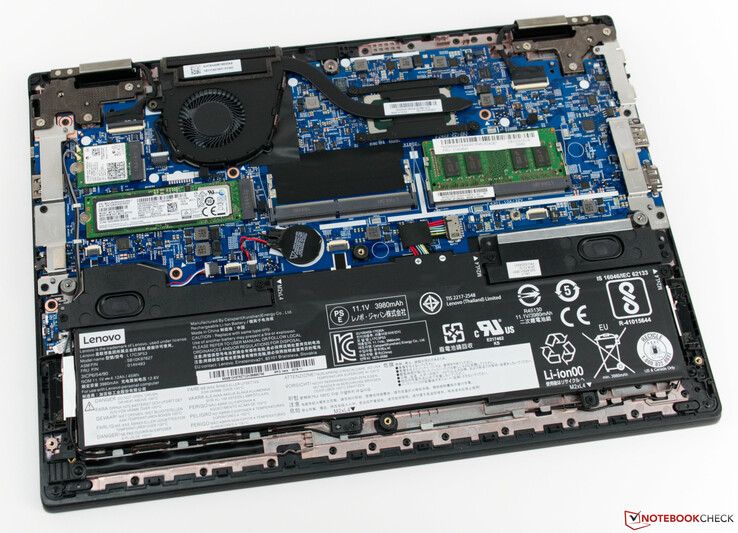 Uno sguardo al ThinkPad Lenovo L390 Yoga con la piastra inferiore rimossa.