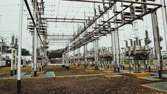 Il vero collo di bottiglia per la crescita dell'AI: Una tipica sottostazione elettrica che rappresenta le sfide di capacità della rete locale citate dal CEO di Microsoft Satya Nadella. (Fonte: Freepik.com) 