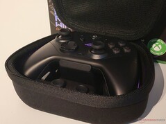 La borsa comprende anche una piccola tasca interna