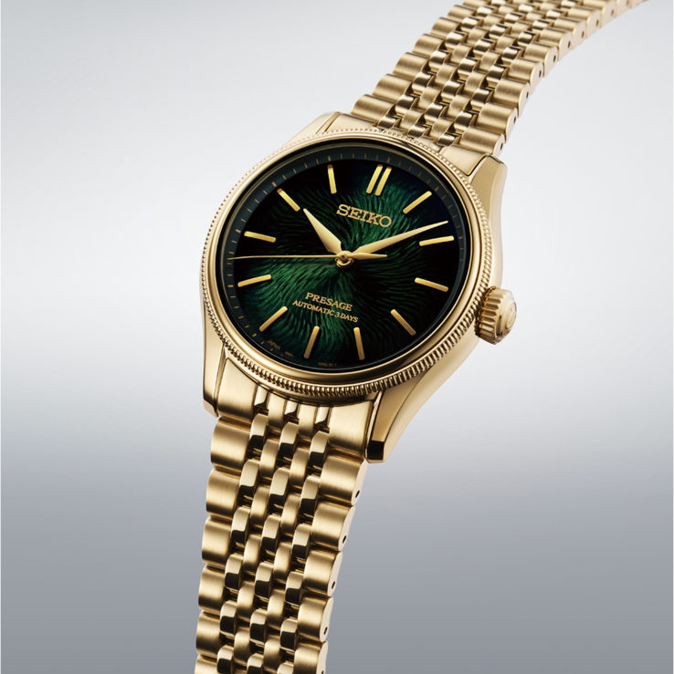 Primo piano dell’orologio Seiko Presage Classic x Tradman’s Bonsai con quadrante verde scuro testurizzato, lancette e indici dorati e bracciale dorato.