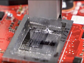 In dettaglio una delle fasi di applicazione del metallo liquido (Source: ASUS)