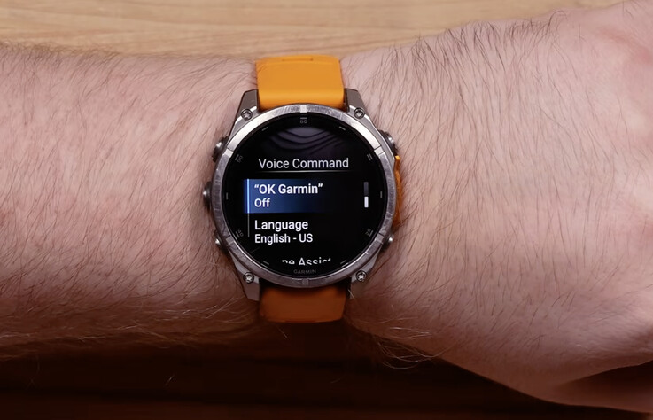 La nuova funzione di comando vocale di Garmin è disponibile su diversi smartwatch, tra cui il Fenix 8 raffigurato.