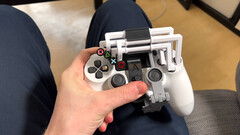 controller PS4 stampato in 3D per l&#039;uso con una sola mano (immagine: Akaki Kuumeri/YouTube)