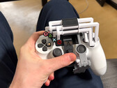 il controller PlayStation stampato in 3D permette di giocare con una sola mano per PS4 e PS5